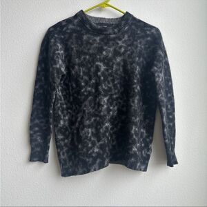 Line sweater small